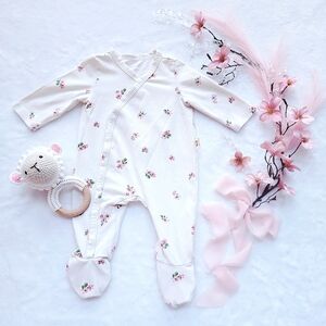 🌸 Cozy Cub Floral Footed Sleeper – Size 0–1 Month 🌸 Newborn Baby Outfit